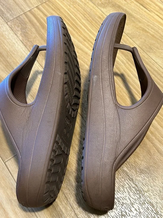 Crocs women’s Brown Foam Flip Flop Sandals - Comfortable Everyday Thongs - Picture 3 of 6